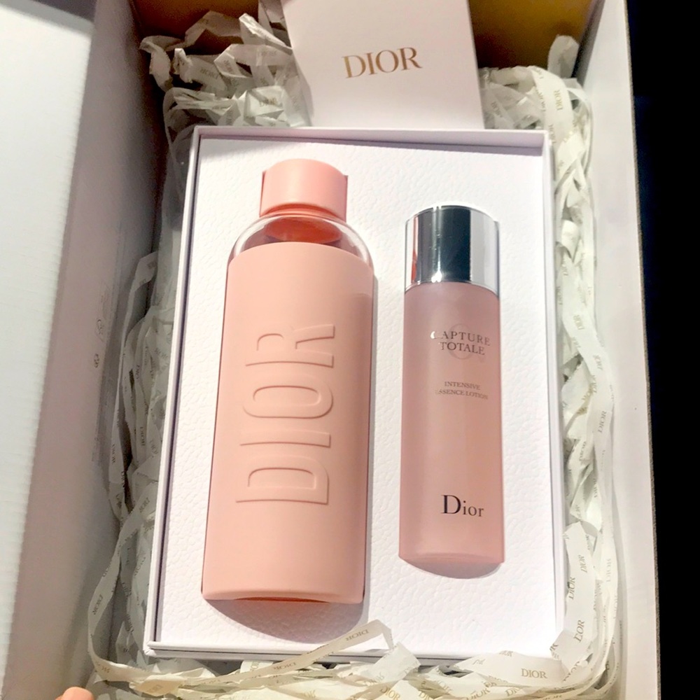 Dior Gift Bundle - Water bottle and Capture Totale Essence